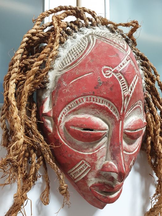 Fantástica máscara africana em madeira esculpida