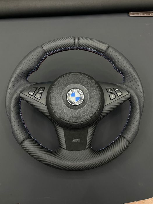 Apresentamos  volante BMW E 60  estofado em pele perfurada e carbono,