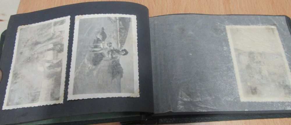 Álbum antigo de fotografia com fotos