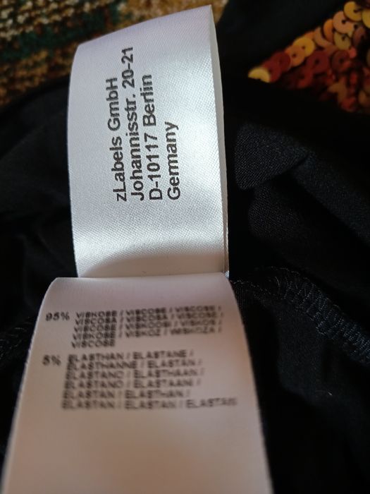 Czarna sukienka z ozdobnymi cekinami