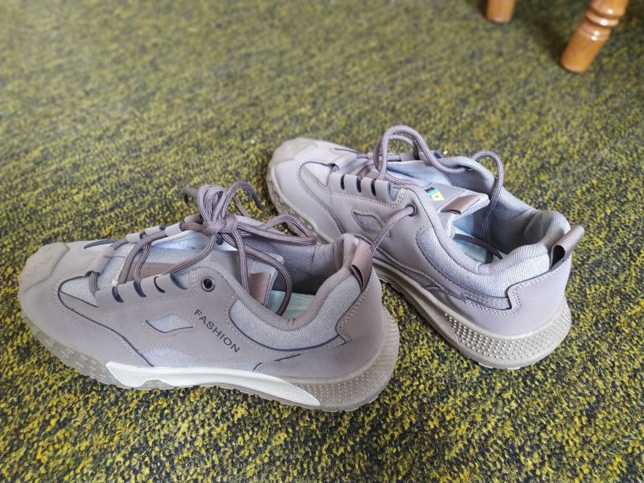 Продам новые мужские кроссовки 42 размера .