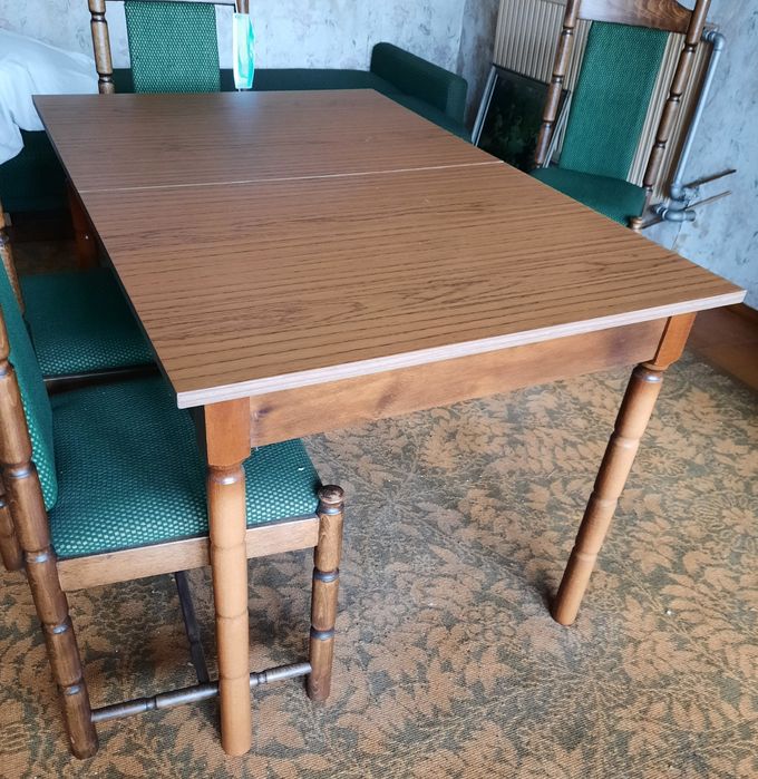 Stół do salonu z PRL, duży, stary.