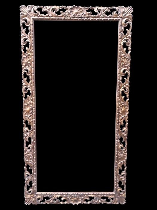 Grande moldura de espelho talhada em madeira