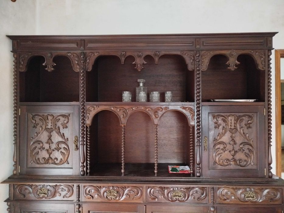 Móvel de sala, com talha