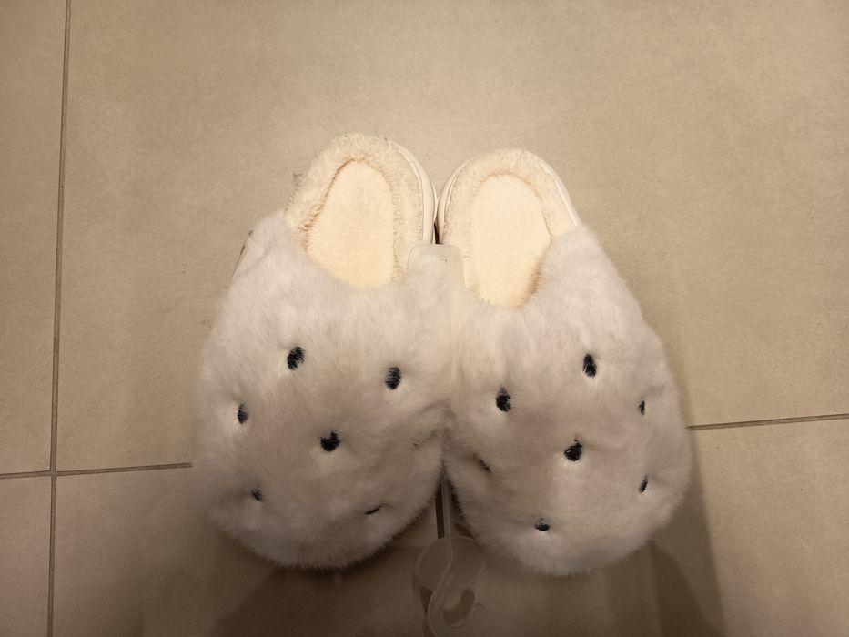 Nowe jasne kapcie buty futrzane