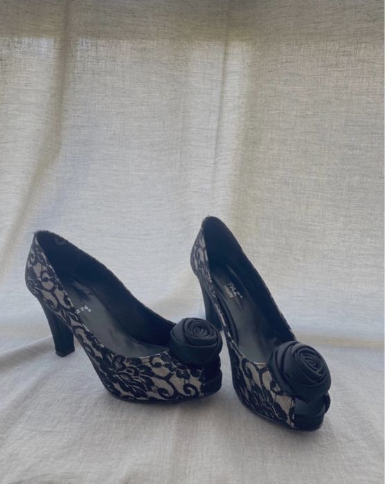 Sapatos de salto alto pretos