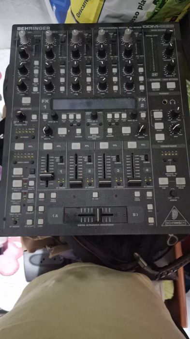 Behringer ddm 4000 profissional digital dj mixer