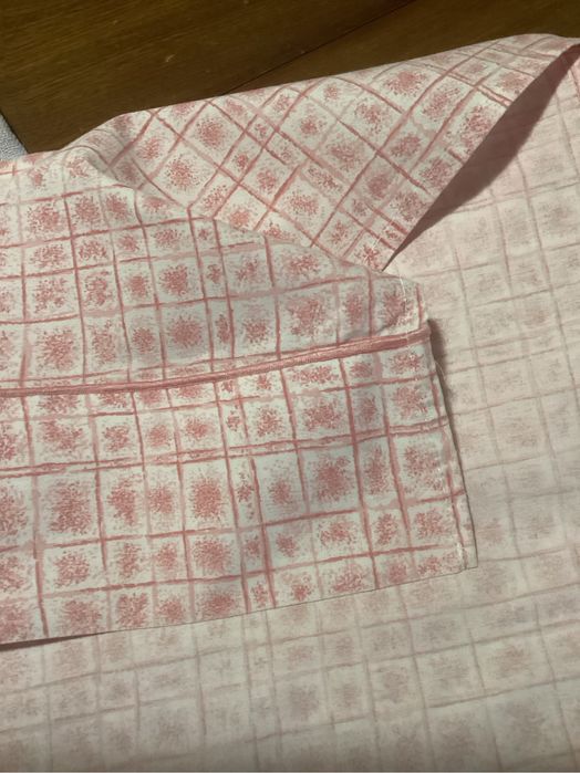 Lençois para cama  singular, o de baixo liso  e o de cima com fantasia