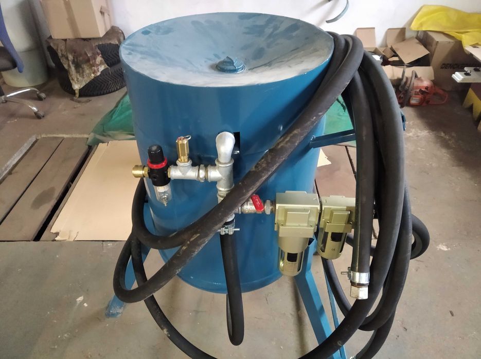 Zestaw do Piaskowania Kompresor śrubowy i Piaskarka