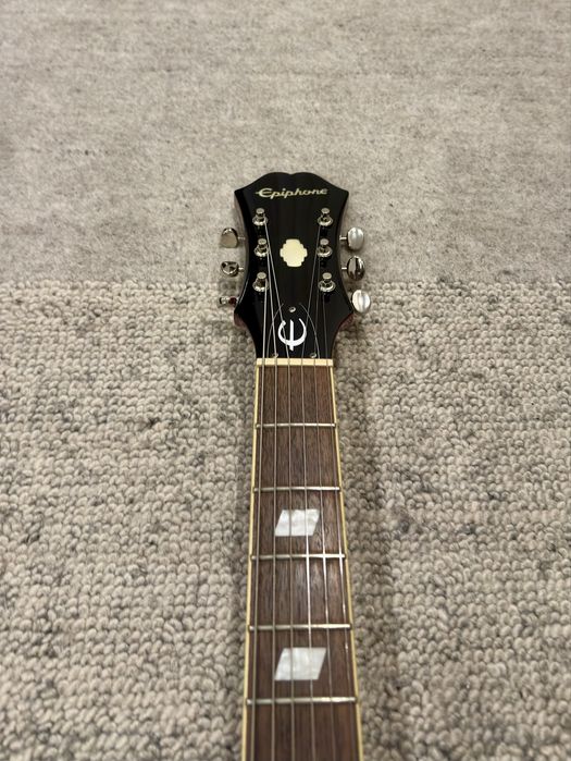 Epiphone Riviera - Sparkling Burgundy com mini-humbuckers.