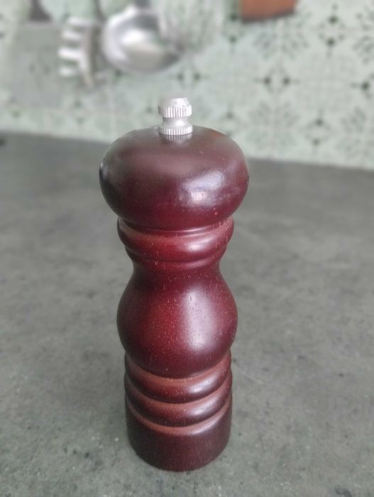 Moinho de Sal / Pimenta / Saleiro / Pimenteiro em Madeira