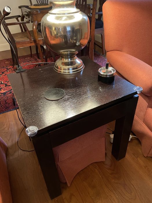 Mesa de apoio de madeira escura.