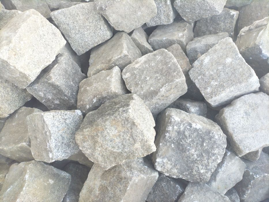 Kostka granitowa ze Strzegomia rozmiar średni  2 PLN sztuka