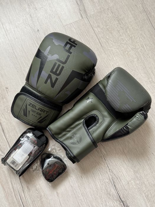 Новые перчатки , капа и бинты