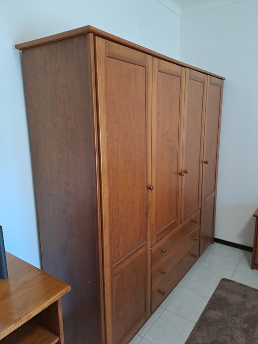 Secretária + Cadeira + Roupeiro em Pinho Mel