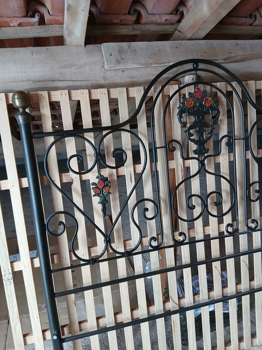 Cama de casal em ferro com floral