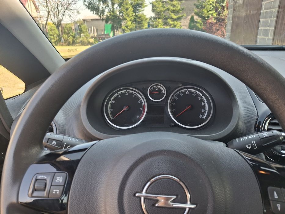 Czarny Opel Corsa 2013 rocznik