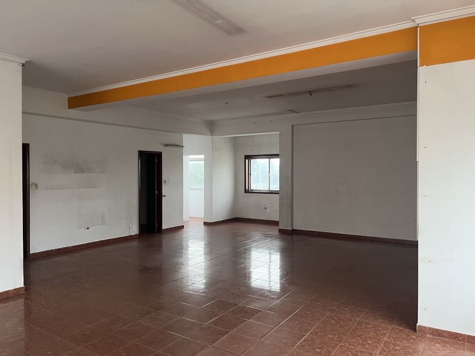 Arrenda-se loja comercial / serviços