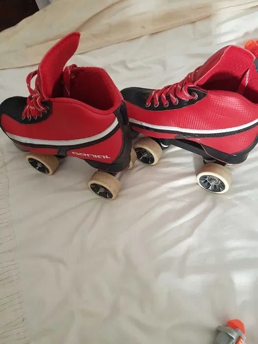 Patins de hoquei e joelheiras