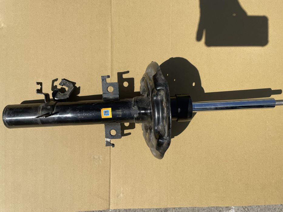 Амортизатор левый Nissan rogue sport