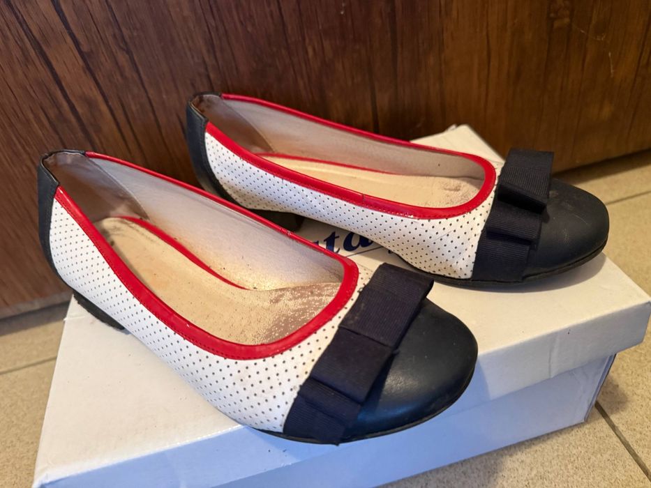 балетки з білої перфорованої шкіри