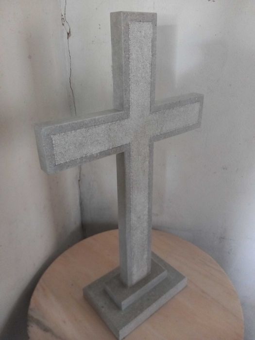 Cruz de pedra, bujadarda dos dois lados, feita a mão