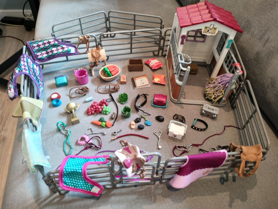 Zestaw Schleich: konie ze stajnią i przyborami