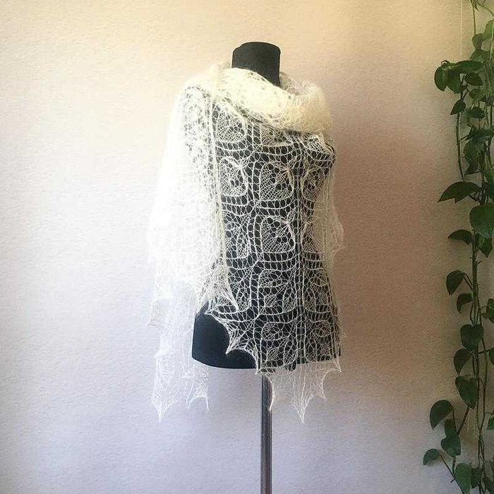 Ніжна біла шаль – вічний аксесуар для незабутніх моментів