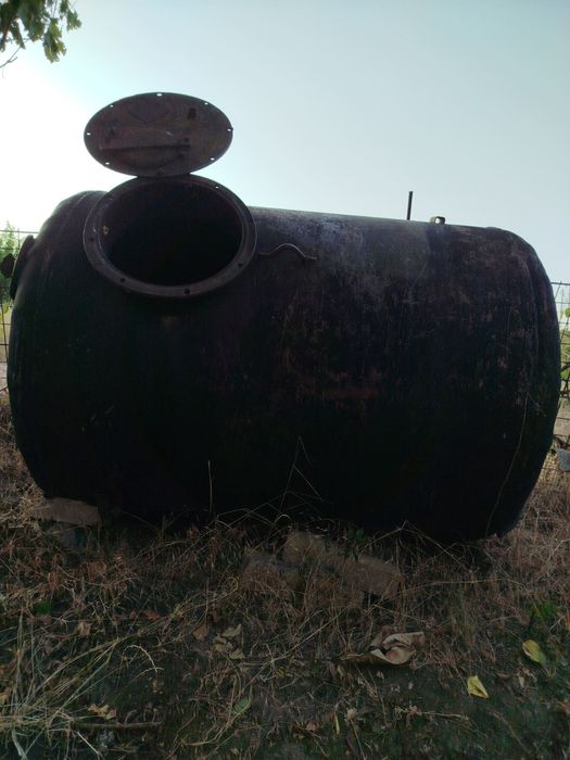 Продам бочку Длина 160 Ширина 120на 120 толщина 2.5 -3 мм..