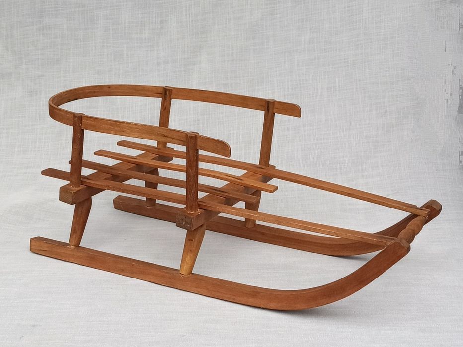 Małe drewnianiane sanki, dekoracja