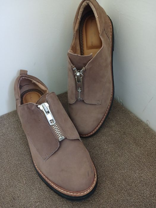 Me Too Piper Marka Zip-Front Lug Shoes — це туфлі на масивній підошві з блискавкою спереду від бренду Me Too, модель Piper Marka.