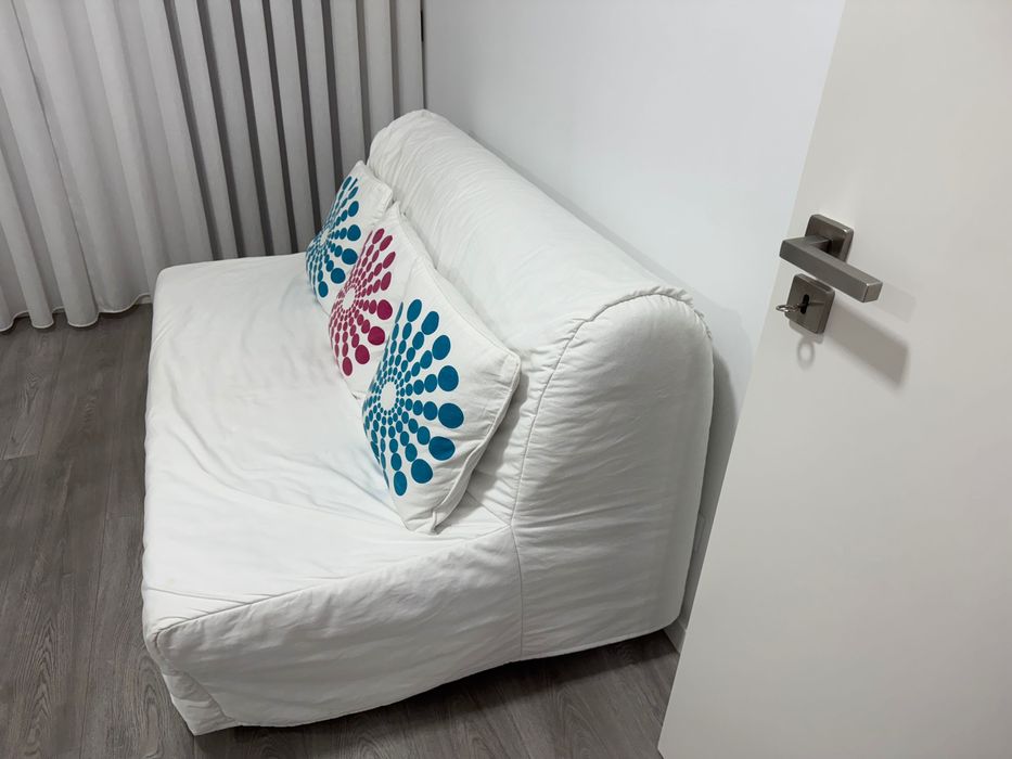 Sofá cama Ikea com capa branca, capa cinzenta e colchão.