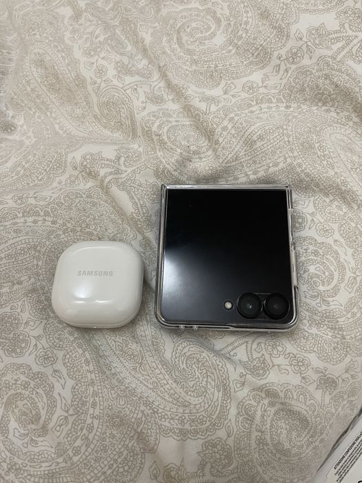 Samsung Z Flip 7 256GB + Galaxy Buds Fe