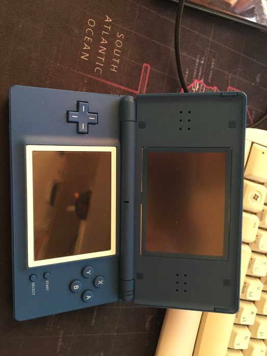 Nintendo DS с играми, стилус и зарядка