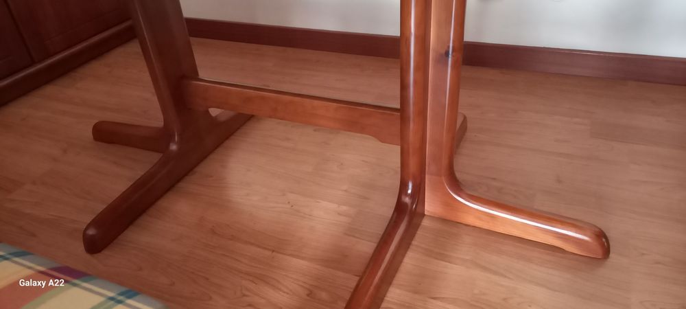 Mesa Oval grande em Cerejeira,com quatro cadeiras como nova .