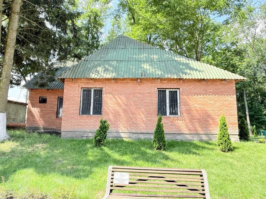 Продається окремо стоячі будівлі у самому центрі села Черепашинці