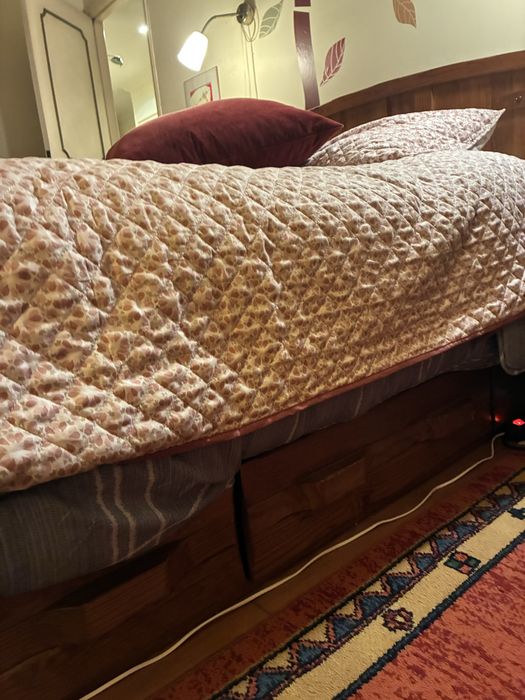 Quarto completo,  com cama de casal, duas meseas de cabeceira, comoda com espelho e  movel alto com gavetas. Praticamente novo em  madeira .