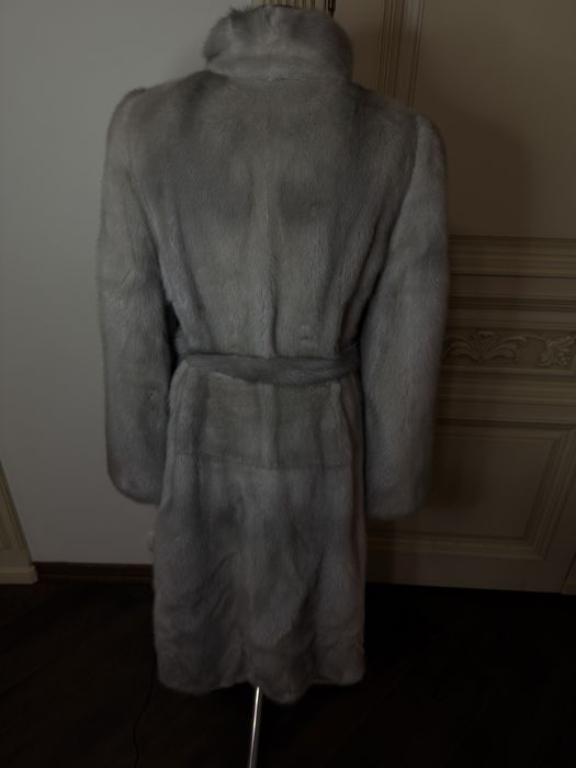 Норкове пальто , Італія , сіре нефарбавене хутро , цільні частини