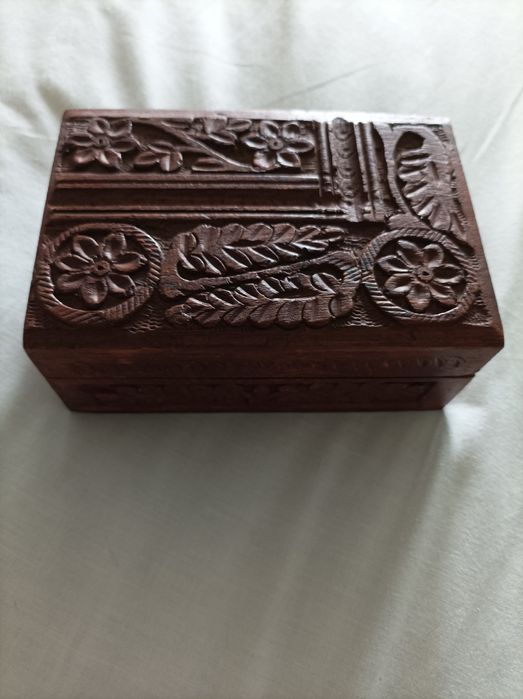 Porta joias de madeira