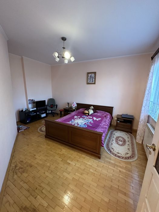 Продам особняк площею 220м2 та 12 соток землі у Підпечарах