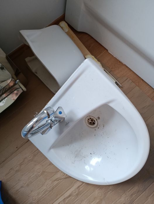 Sprzedam  umywalkę używaną.