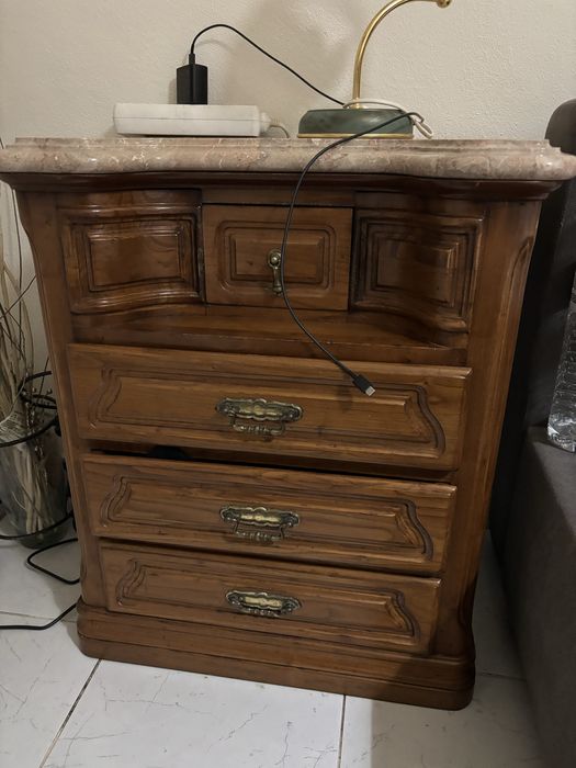 Cómoda e 2 mesinhas de cabeceira em madeira maciça e tampo em pedra mármore