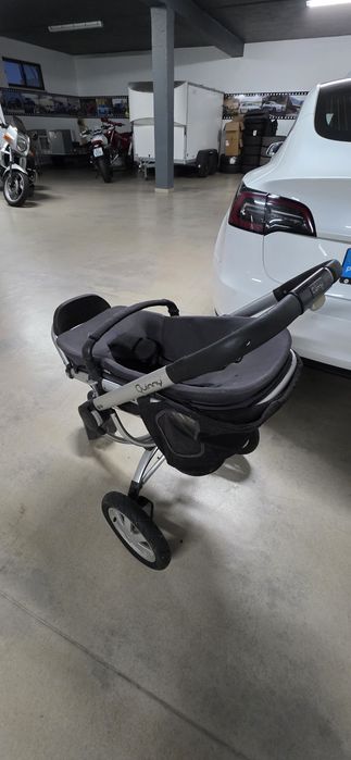 Carrinho de bebé marca Quinny