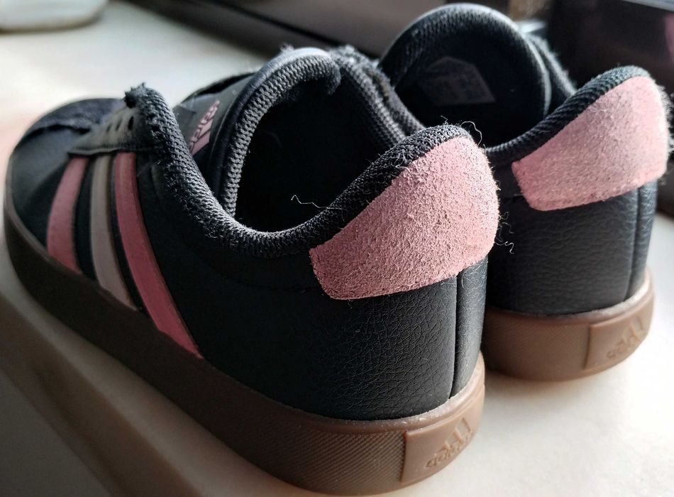 Ténis Adidas 28,5 Criança Preto e Rosa