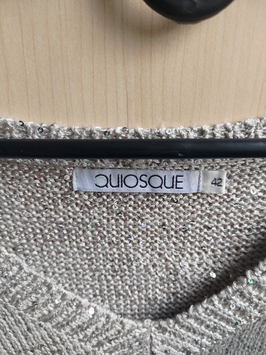 Sweter w kolorze szampańskim z xekinami