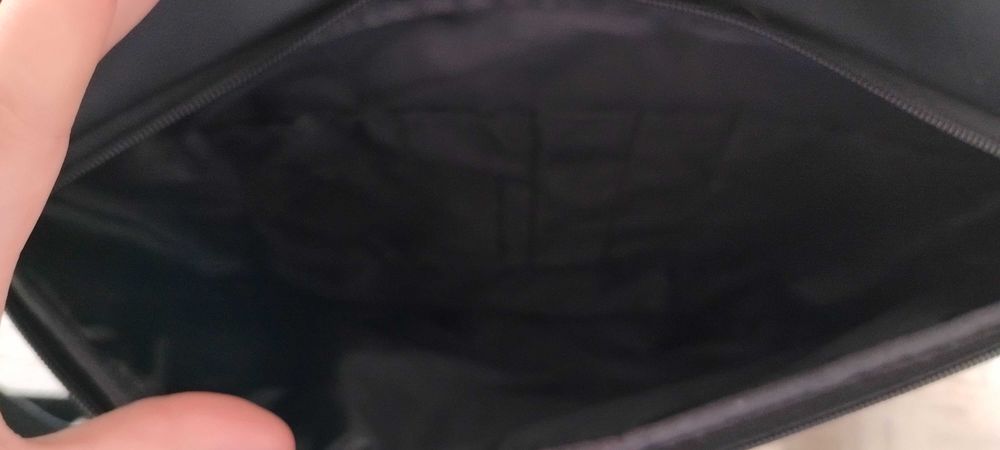 Czarna torba na laptopa