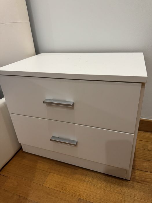Cama casal sommier e mesa de cabeceiras