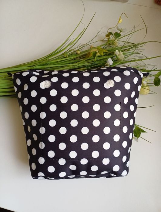 O Bag Mini, czarny organizer w białe kropki do torebki
