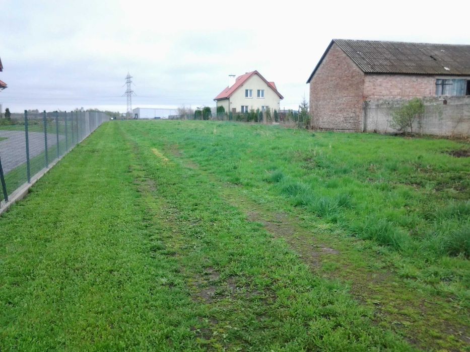 Sprzedam b ladną działkę 3300m2 z mozliwością postawienia 2 domów .