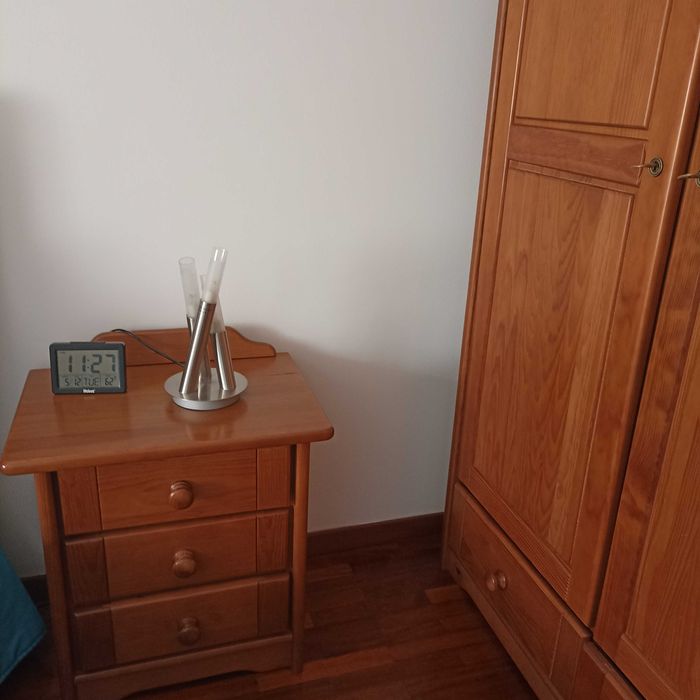 Mobília de quarto casal em pinho melo